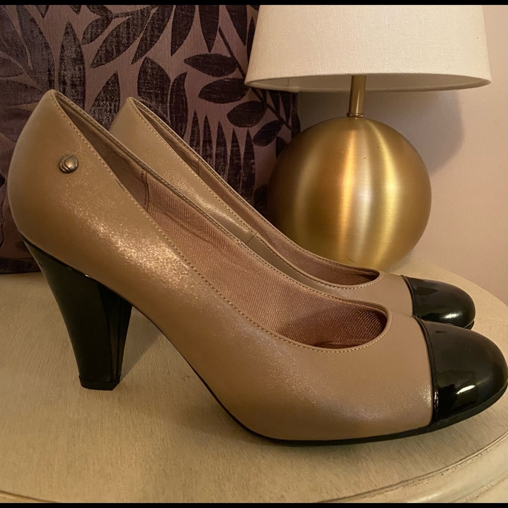 NWOT. Life Stride Pumps